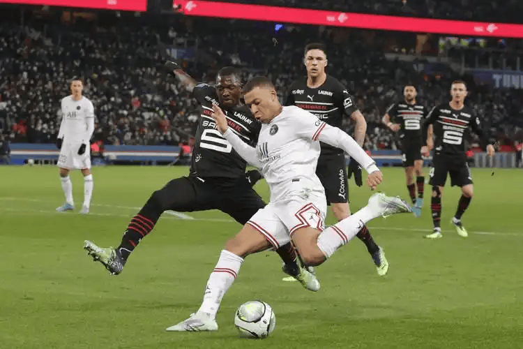 jiuyou-离谱！姆巴佩在巴黎圣日耳曼比赛中关键助攻加时末段马赛远射贴柱，上海海港围绕葡超回应争议